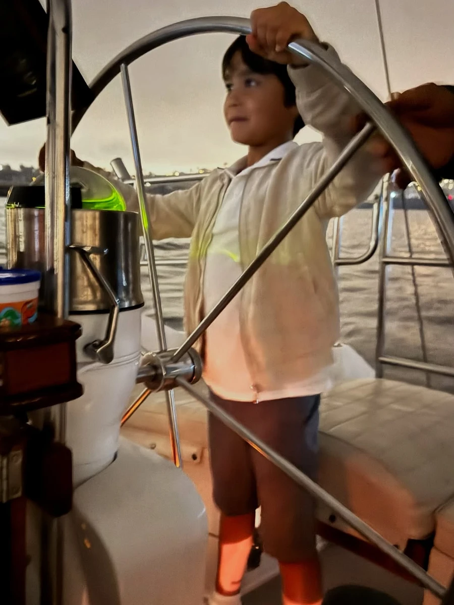 Джессіка Альба показала свого сина за штурвалом