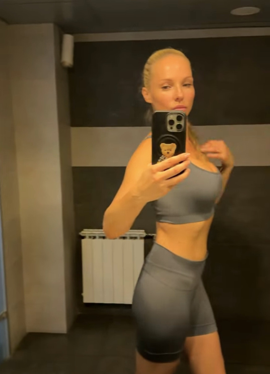 Даша Трегубова у спортуці покрутилася перед дзеркалом в залі