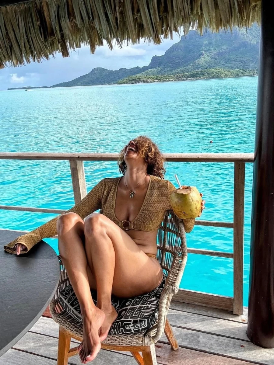 Холлі Беррі посвітила стегнами у купальнику на своєму 59-річчі