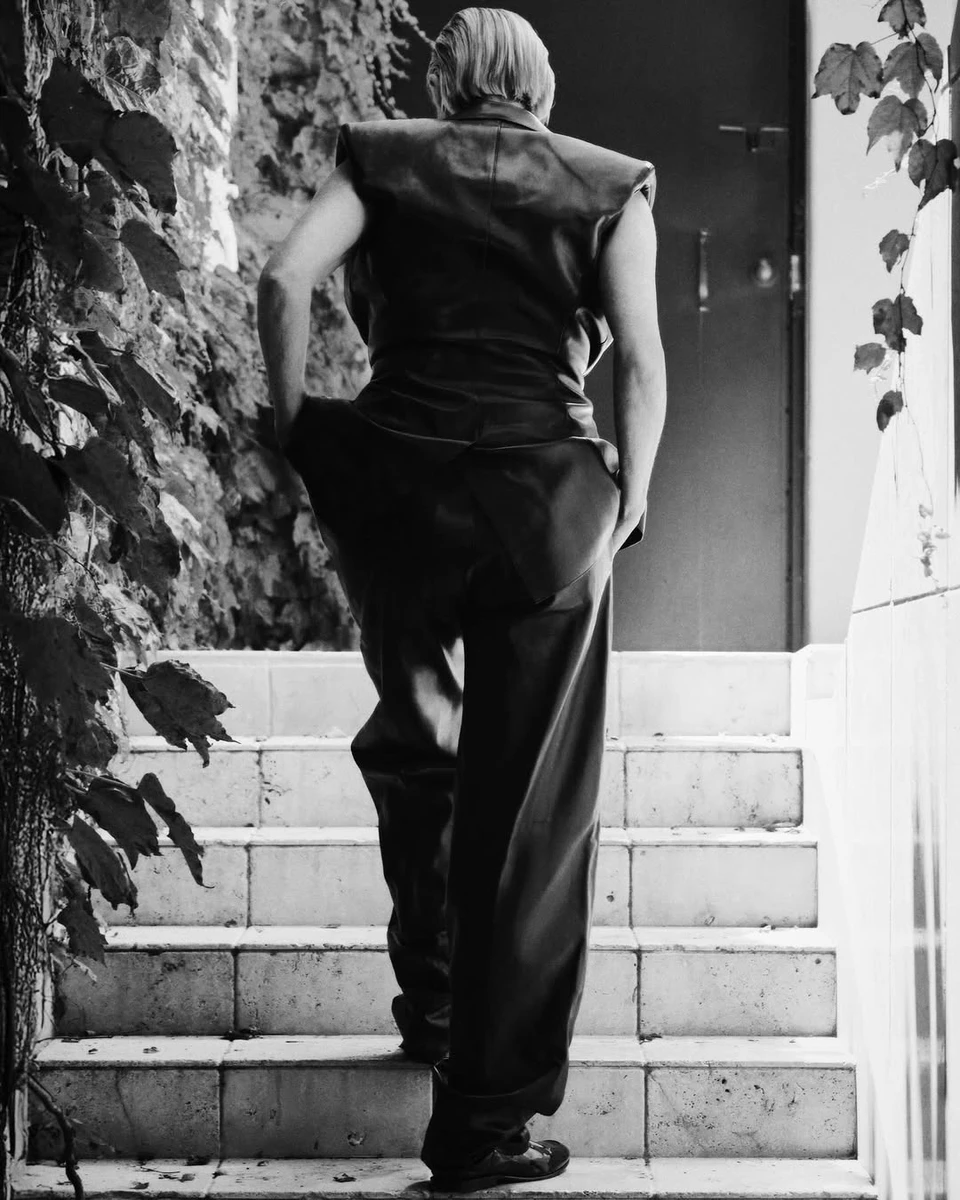 Шерон Стоуну чорному костюмі попозувала спиною на сходах