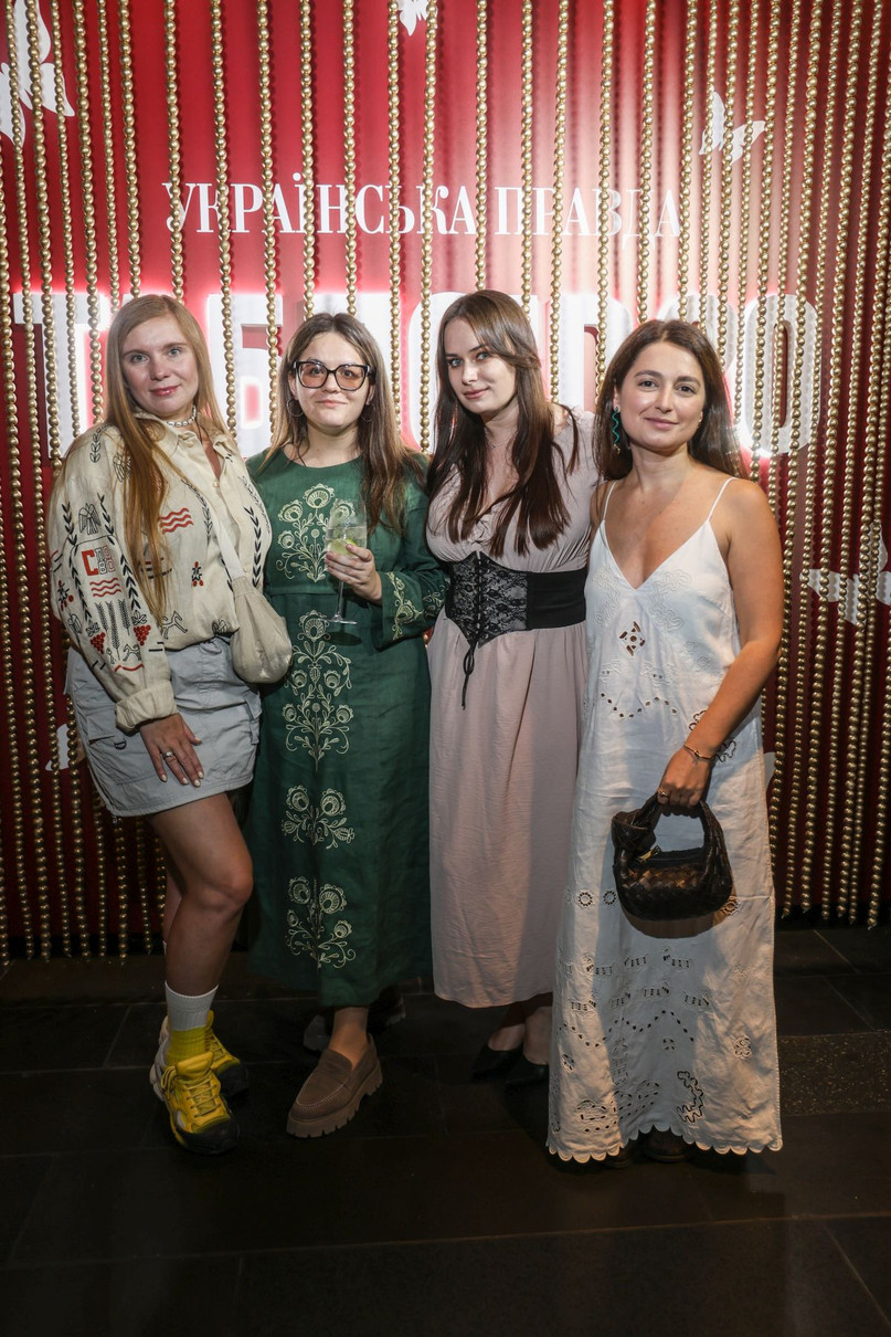 Олена Мазуренко, Анастасія Локайчук, Аліна Полякова та Маша Себова 