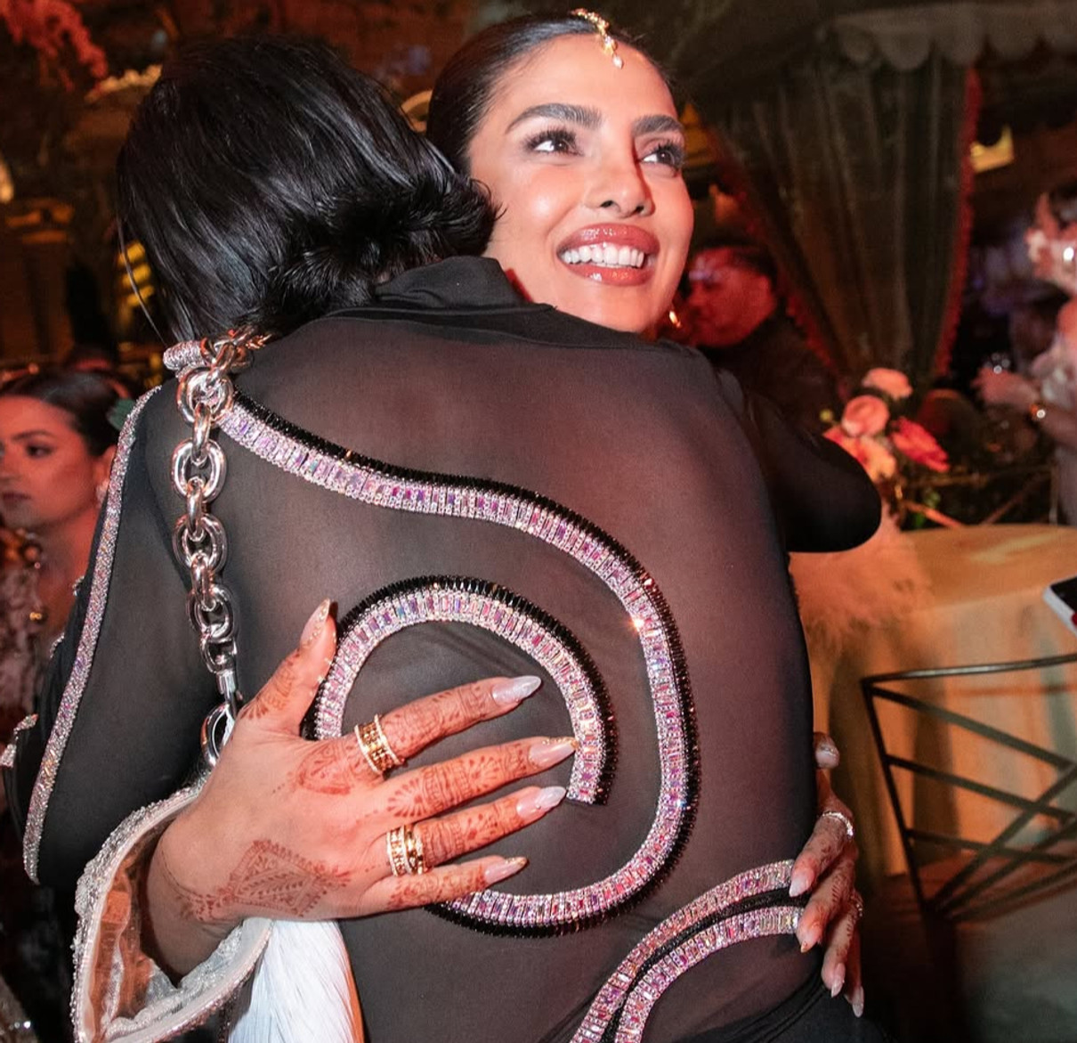 Пріянка Чопра показала етнічний малюнок на руках