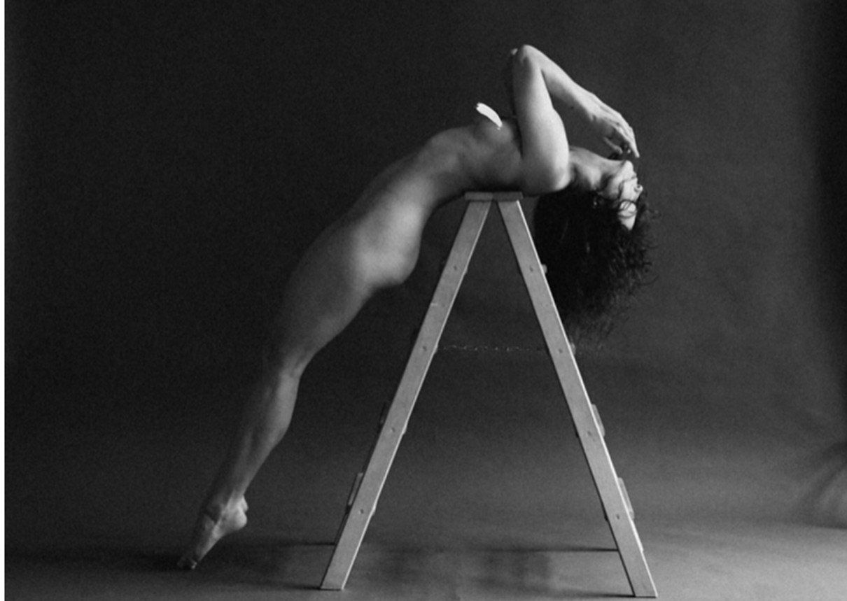 Вікторія Маремуха голою повигиналася на драбині для сексі фото