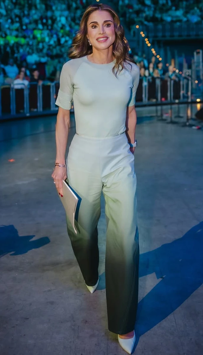 Королева Йорданії Ранія у штанях і топі похвалилася луком у зелених кольорах