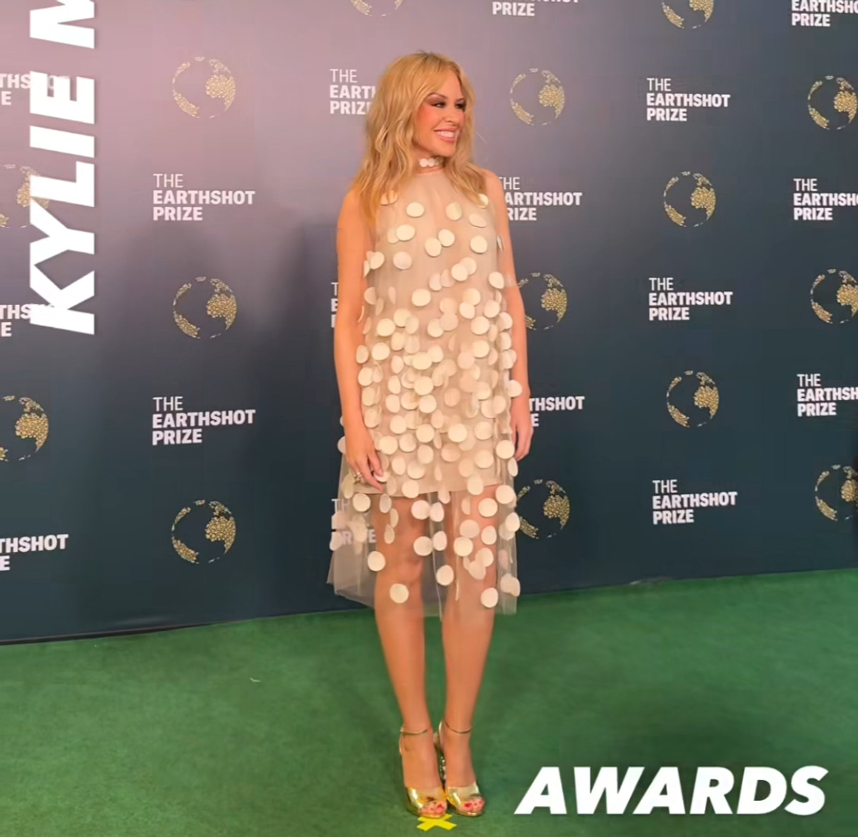Кайлі Міноуг похвалилася фігурою у кремовому міні на премії принца Вільяма