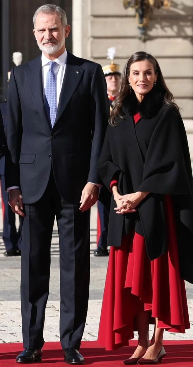 Королева Летісія у червоній сукні з асиметрією зустріла президента Німеччини