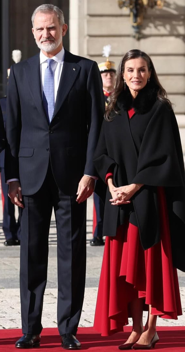 Королева Летісія у червоній сукні з асиметрією зустріла президента Німеччини