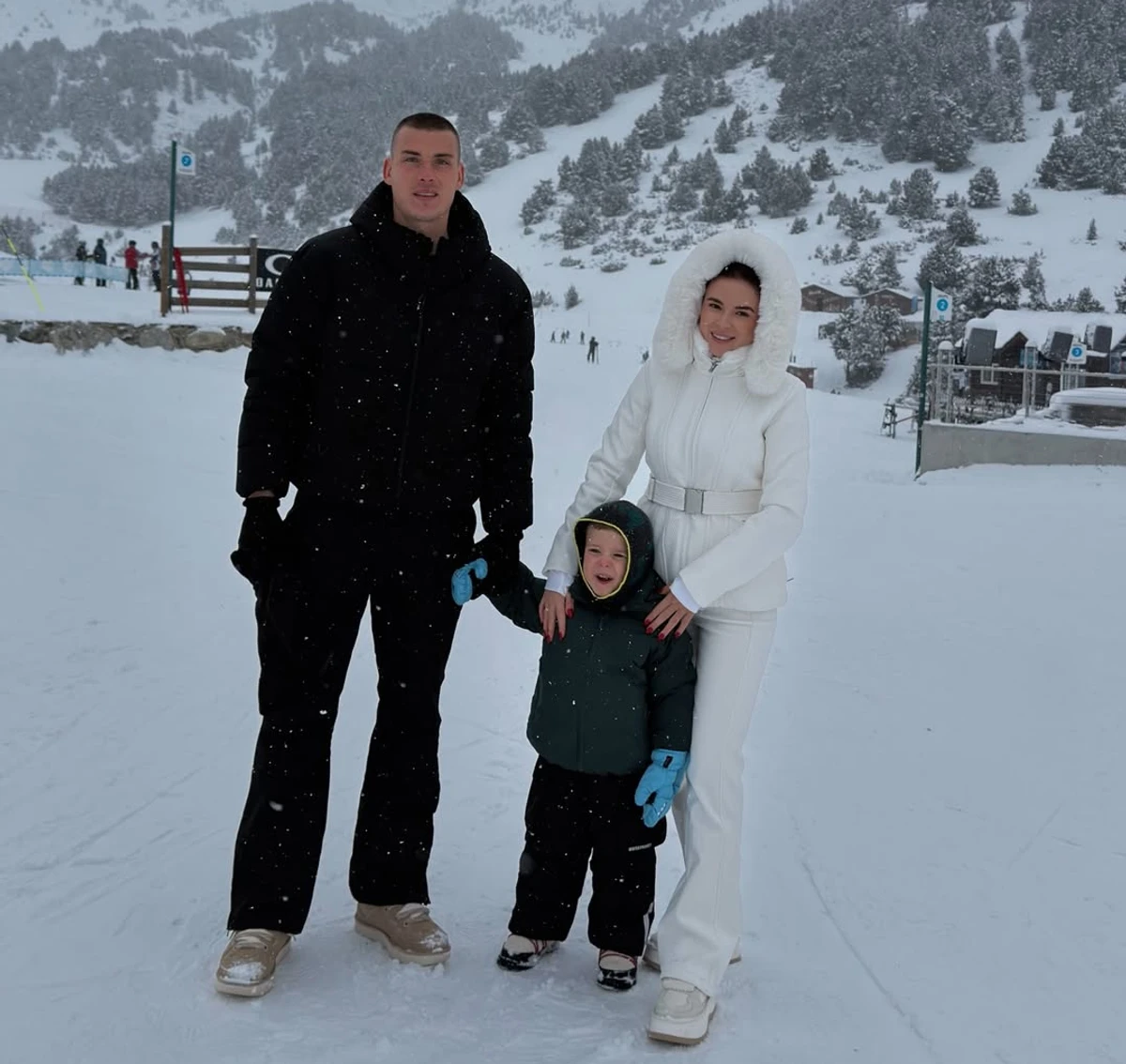 Андрій Лунін з дружиною і сином показався на відпочинку в горах