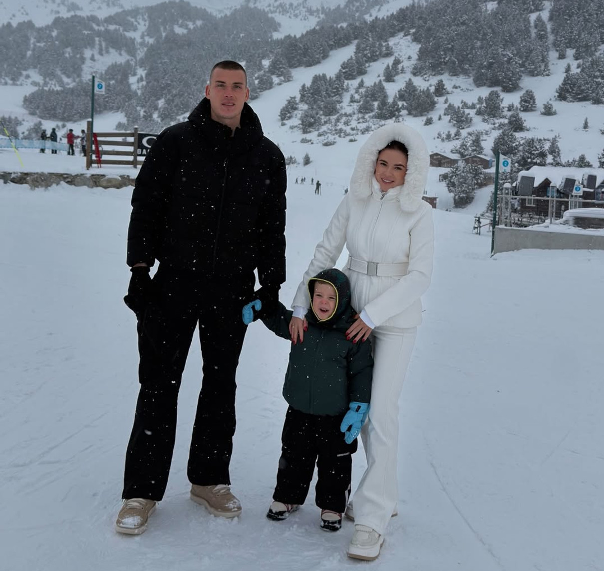 Андрій Лунін з дружиною і сином показався на відпочинку в горах