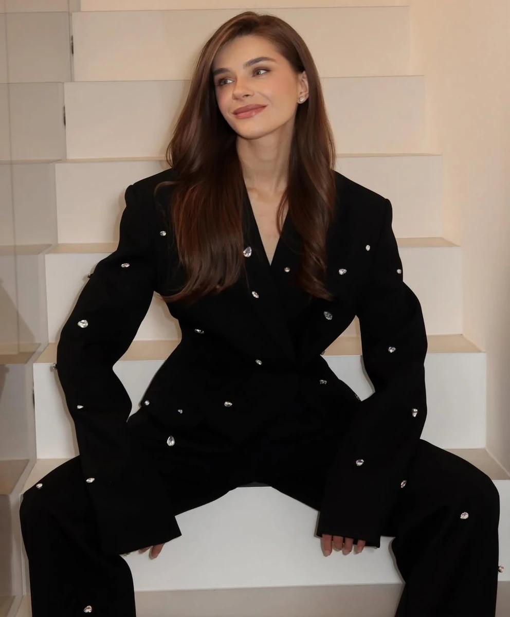 Дружина Остапчука на сходах посиділа у блейзері з камінчиками