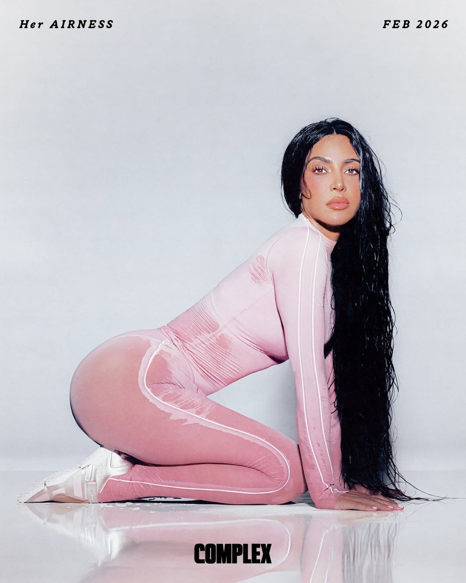 Ніжний рожеви личить яскравій брюнетці