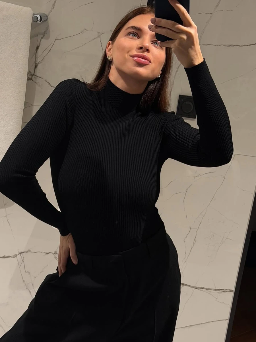 Дружина Олександра Усика похвалилася фігурою в обтислій сукні