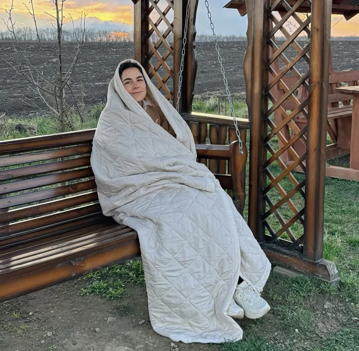 Іванна Онуфрійчук показалась у ковдрі на гойдалці