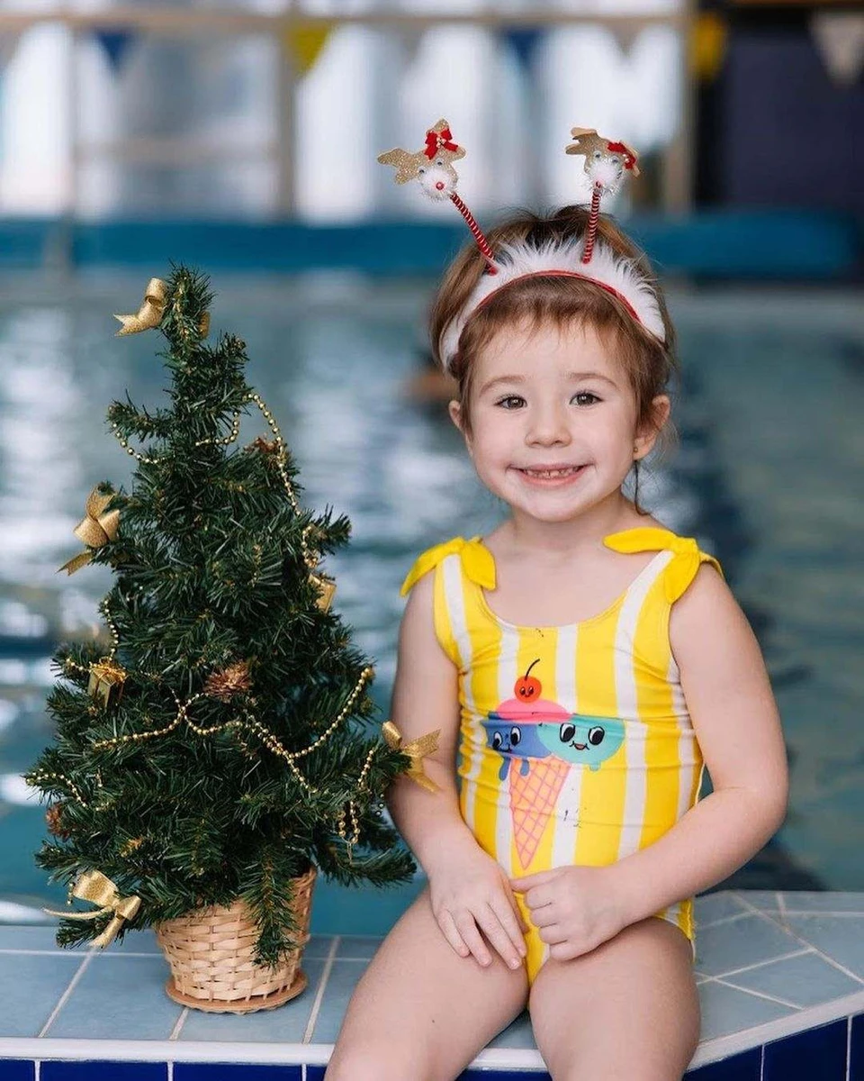 Дівчатко вже вміє пірнати