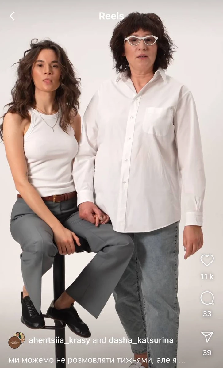 Раніше мати Олена викладала фізику в школі, а нині працює у видавництві як керівник