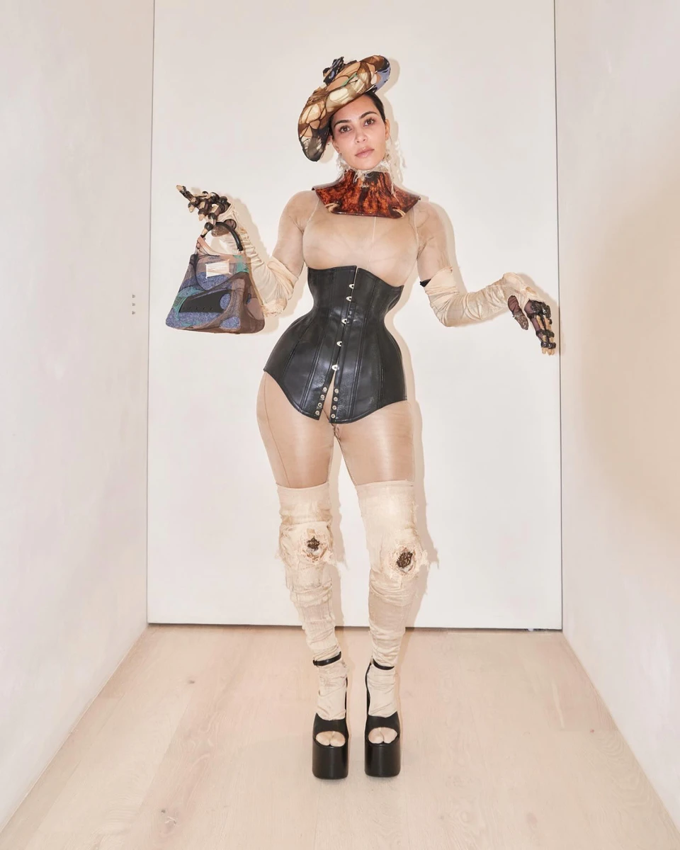 Ось в такому луці Кім уявила себе зламаною лялькою