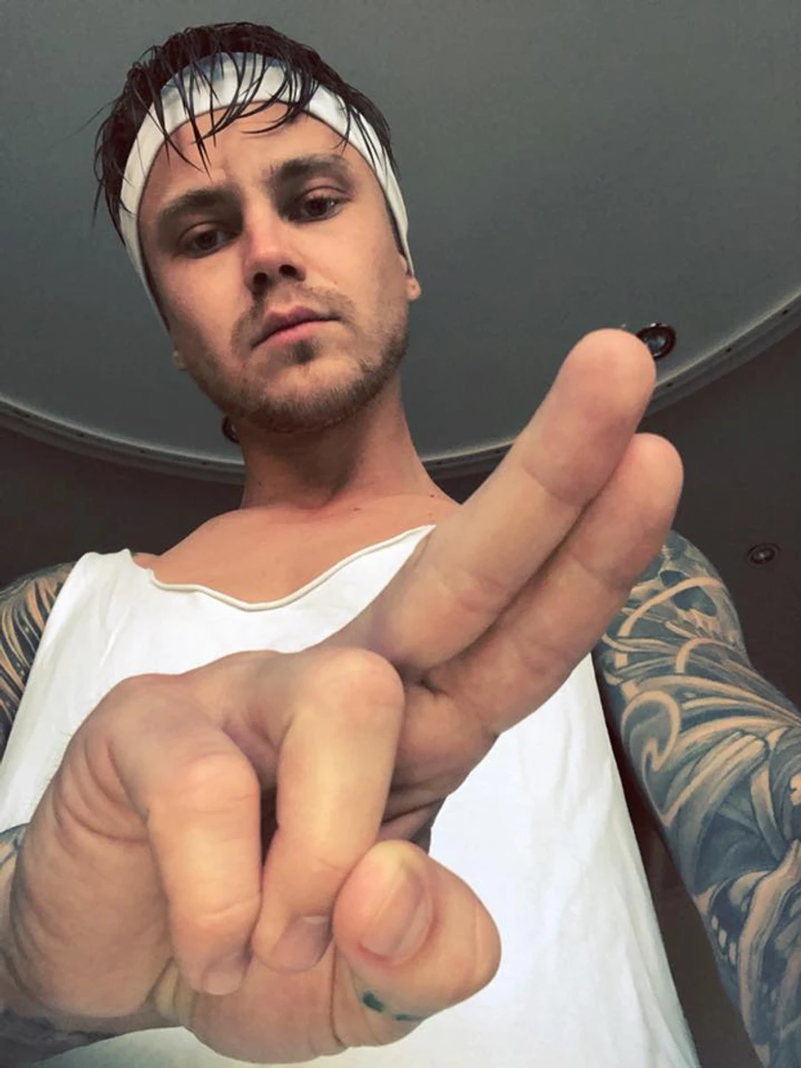 В якому стилі співає Артем Пивоваров