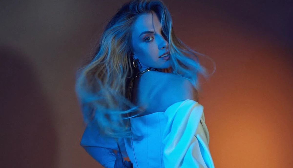 Ольга Харлан позує для фото