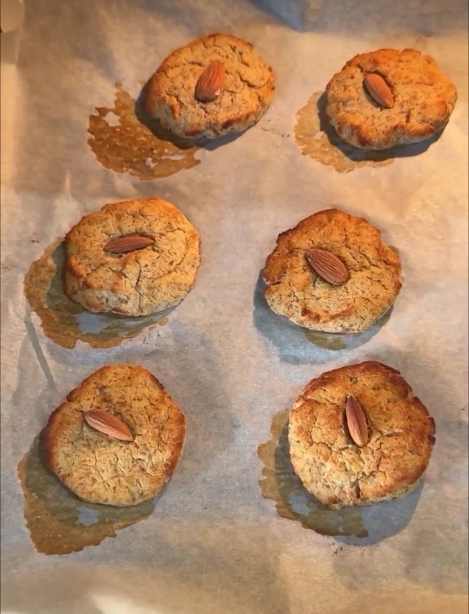 Кожне печиво Наталія прикрасила мигдалем