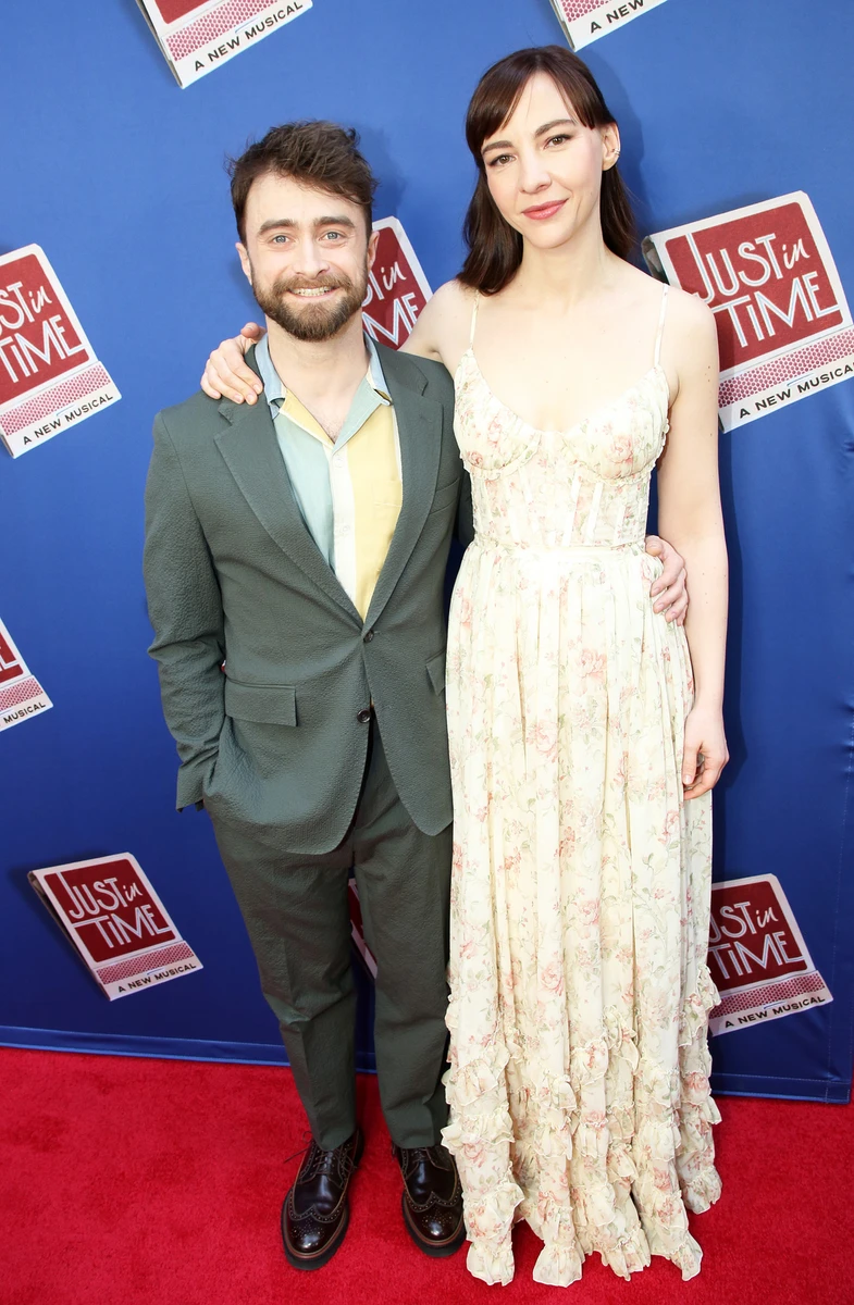 Деніел Редкліфф обійняв наречену на червоній доріжці