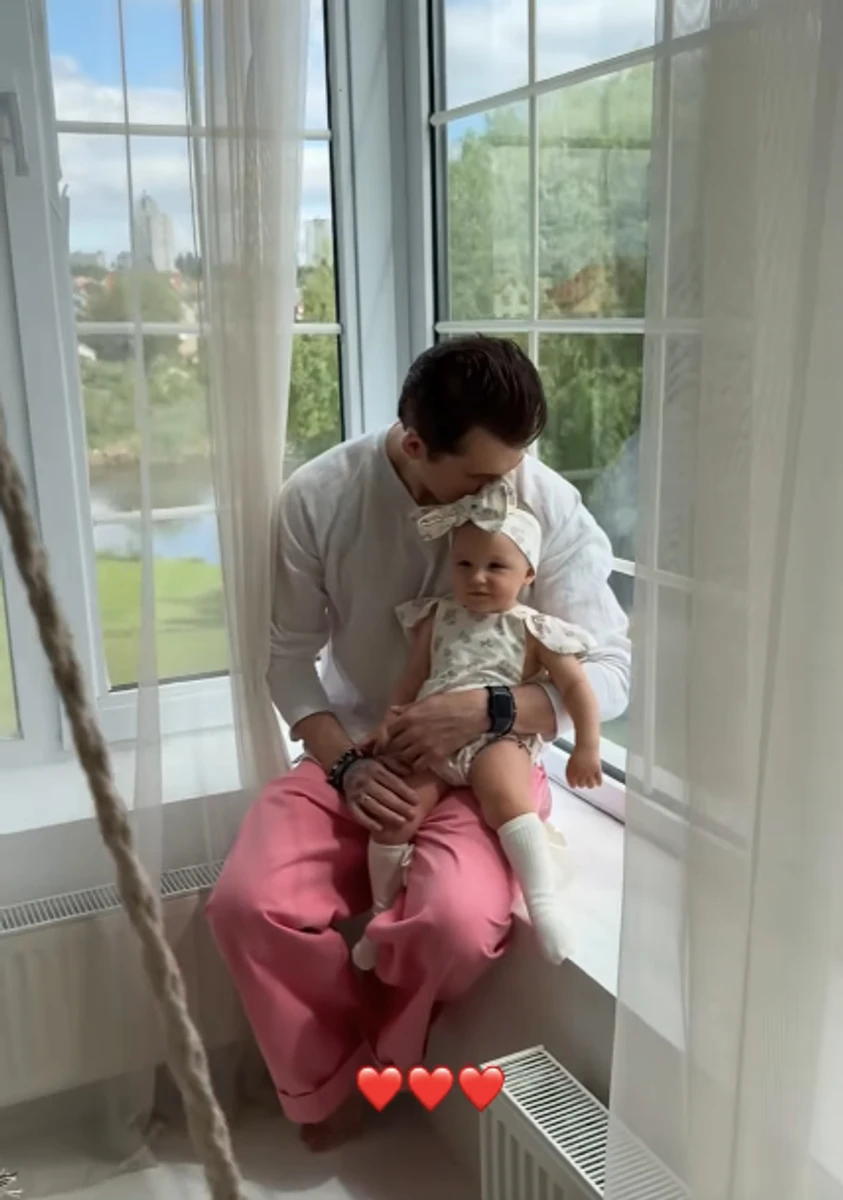 Татарінцева показала, як Євген Кот ніжно цілую їхню доньку