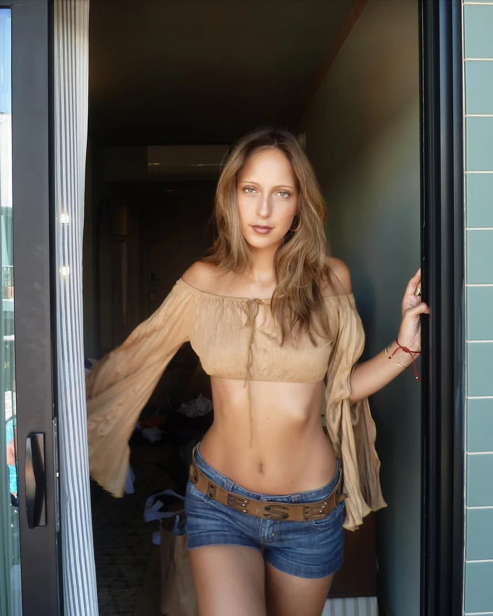 Секретна сестра Джіджі та Белли Хадід здивувала своїм виглядом