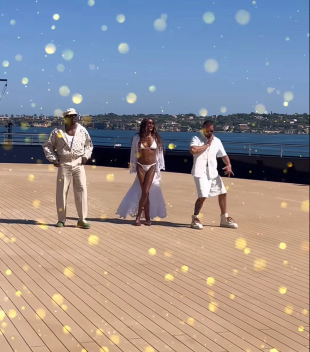 Наомі Кемпбелл у купальнику похвалилася довгими ногами на яхті