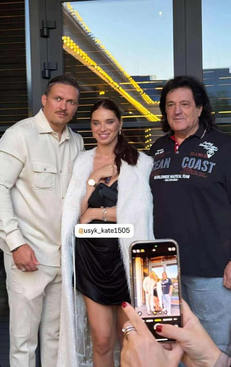 Олександр Усик з дружиною та Іво Бобулом попозував на своєму заході