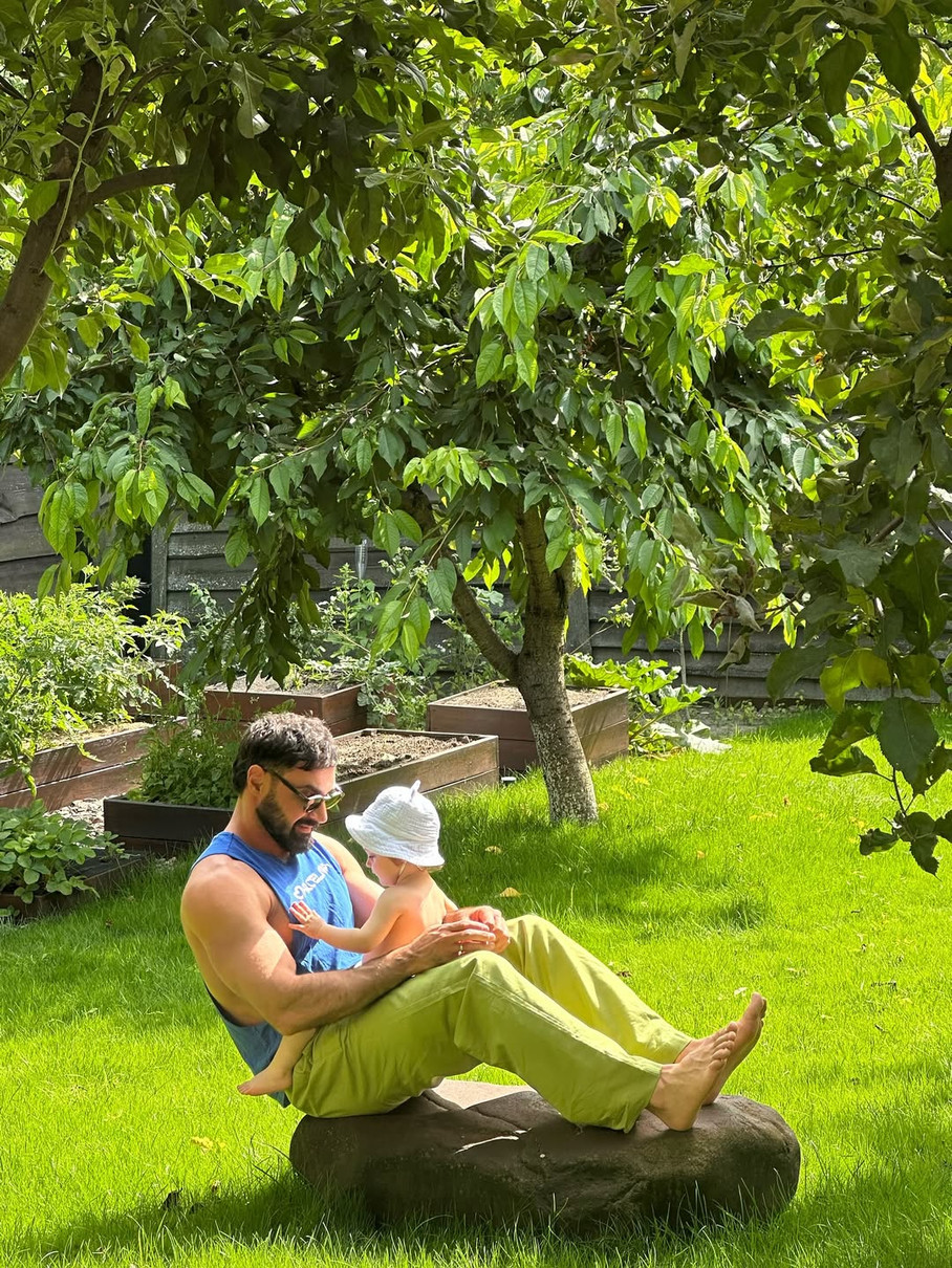 Віталій Козловський з сином на траві