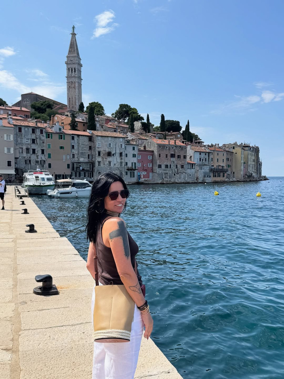 Ірина Горова у лляних штанях і майці показалася біля моря