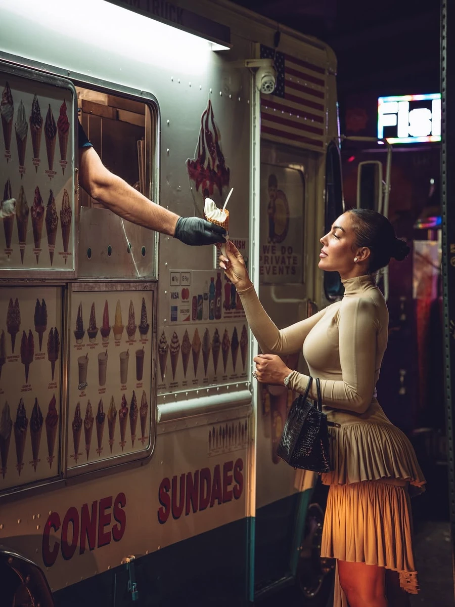 Наречена Роналду в обтислому топі покуштувала морозиво в нічному Нью-Йорку