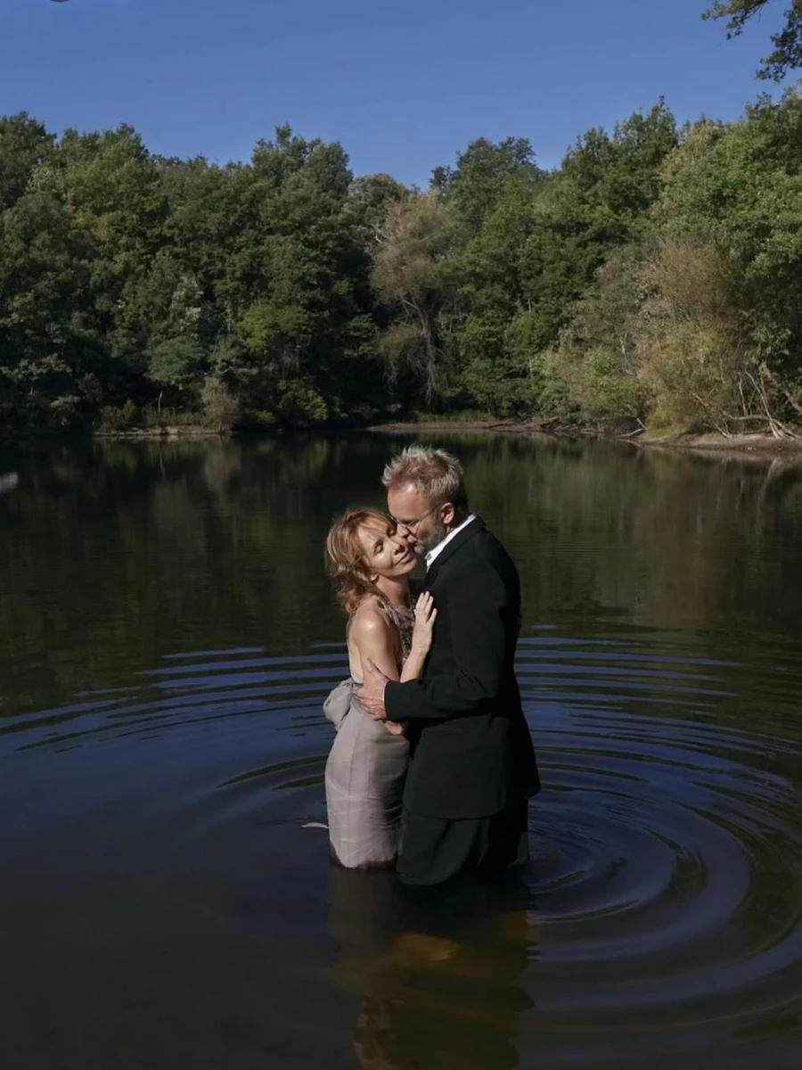 Стінг з дружиною цілуються в озері для екологічної ініціативи