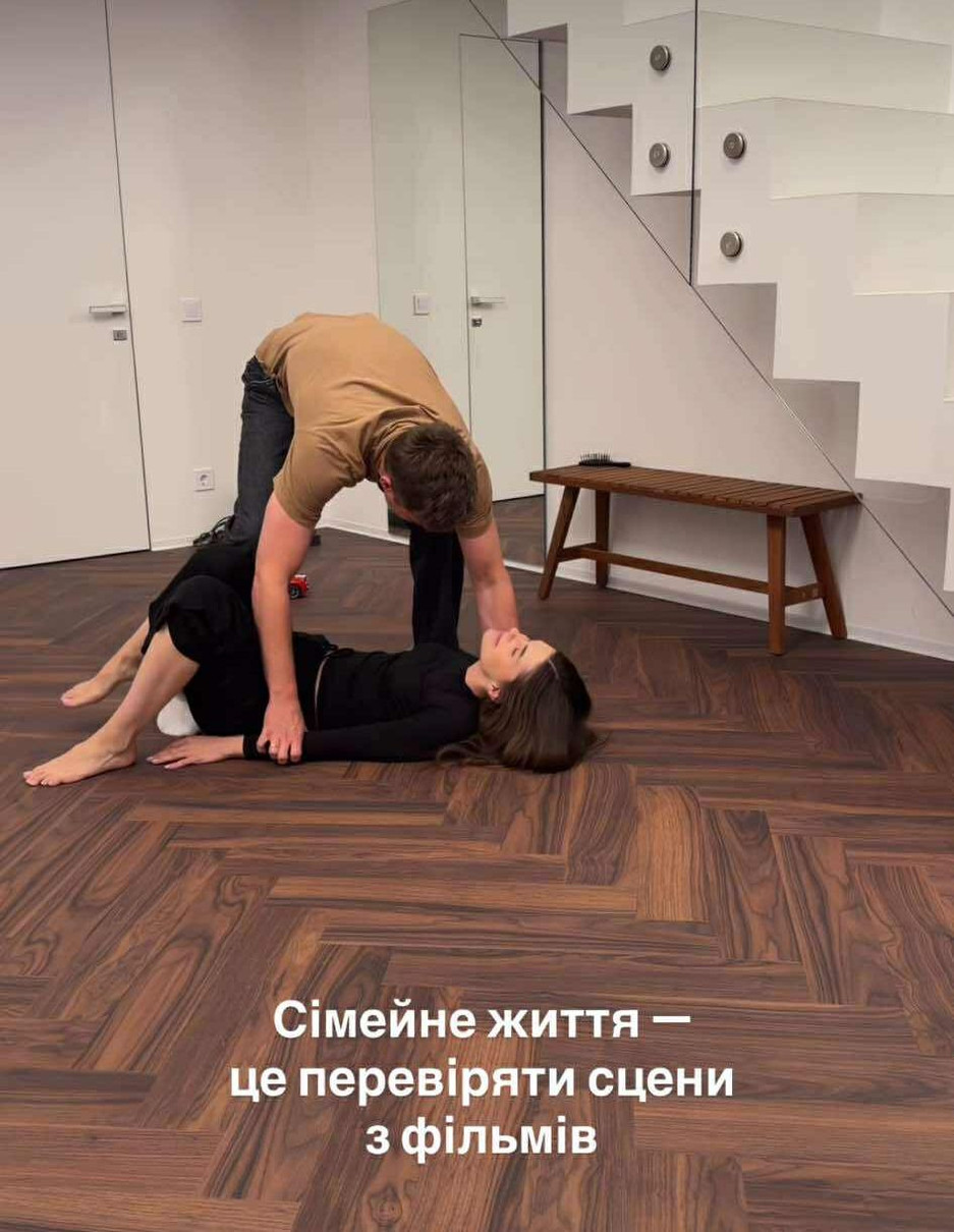 Після кількох спробу Осапчук обережно поклав кохану на підлогу