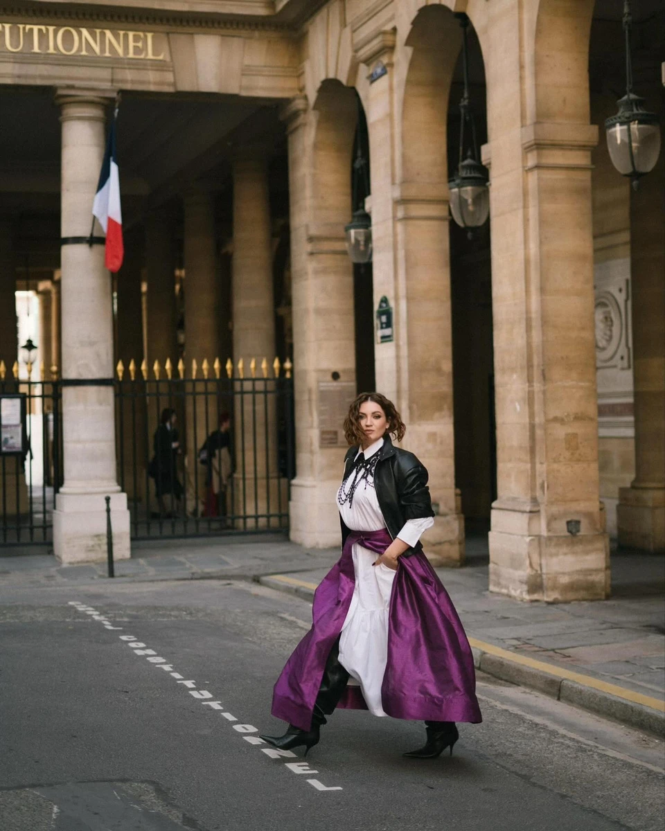 Співачка підібрала стильний лук для модної столиці Європи 