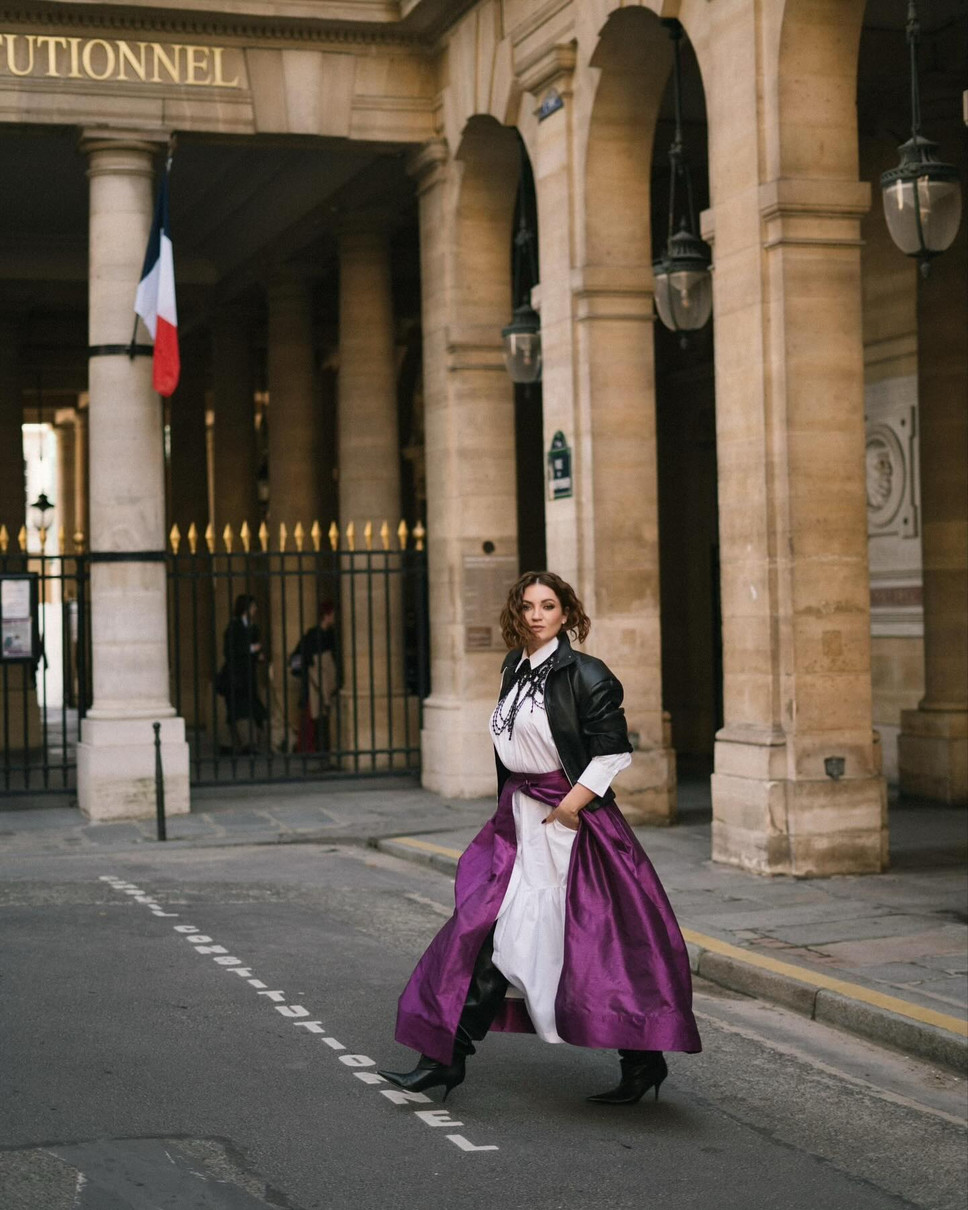 Співачка підібрала стильний лук для модної столиці Європи