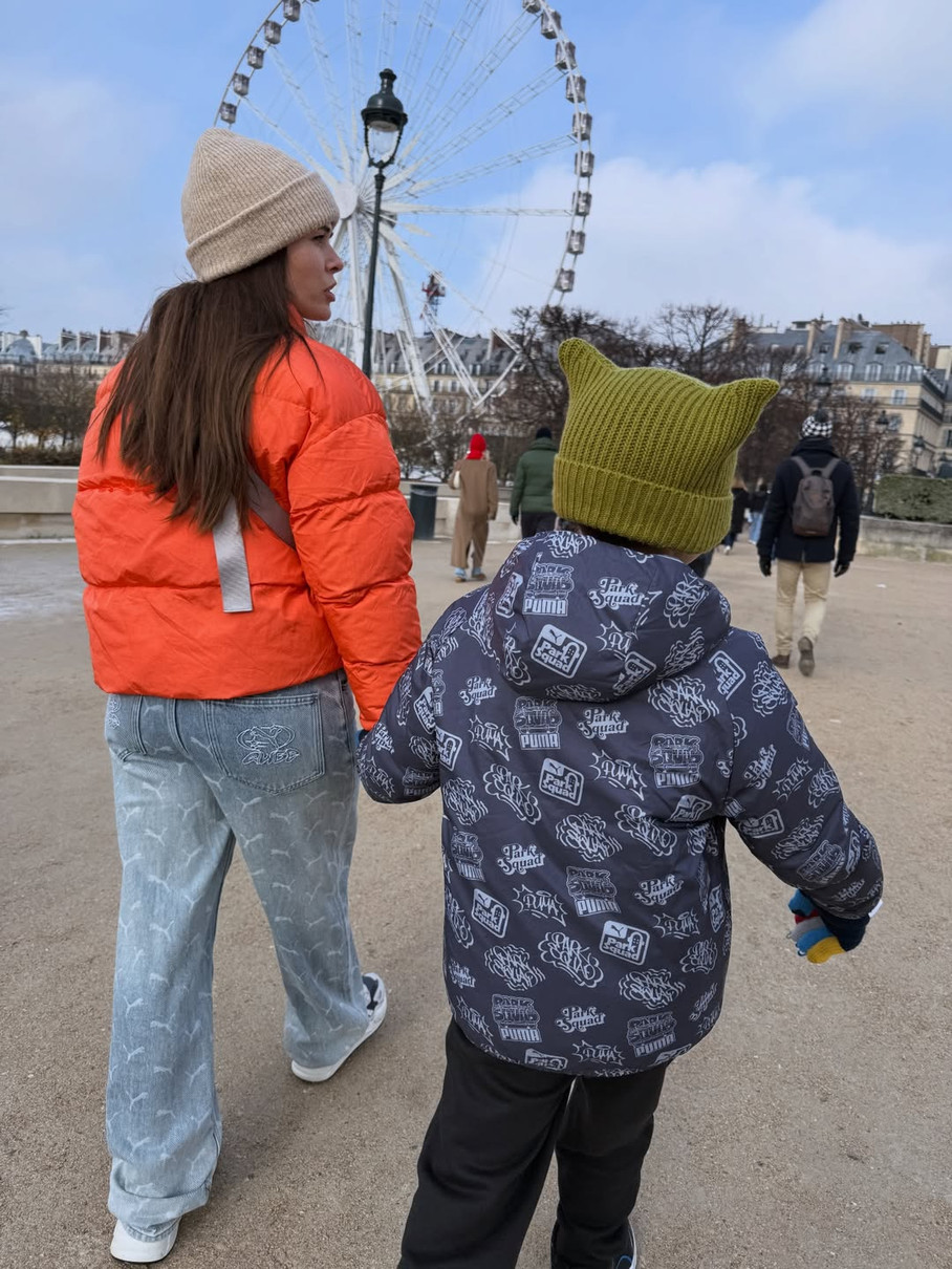 Юлія Саніна з сином у Парижі