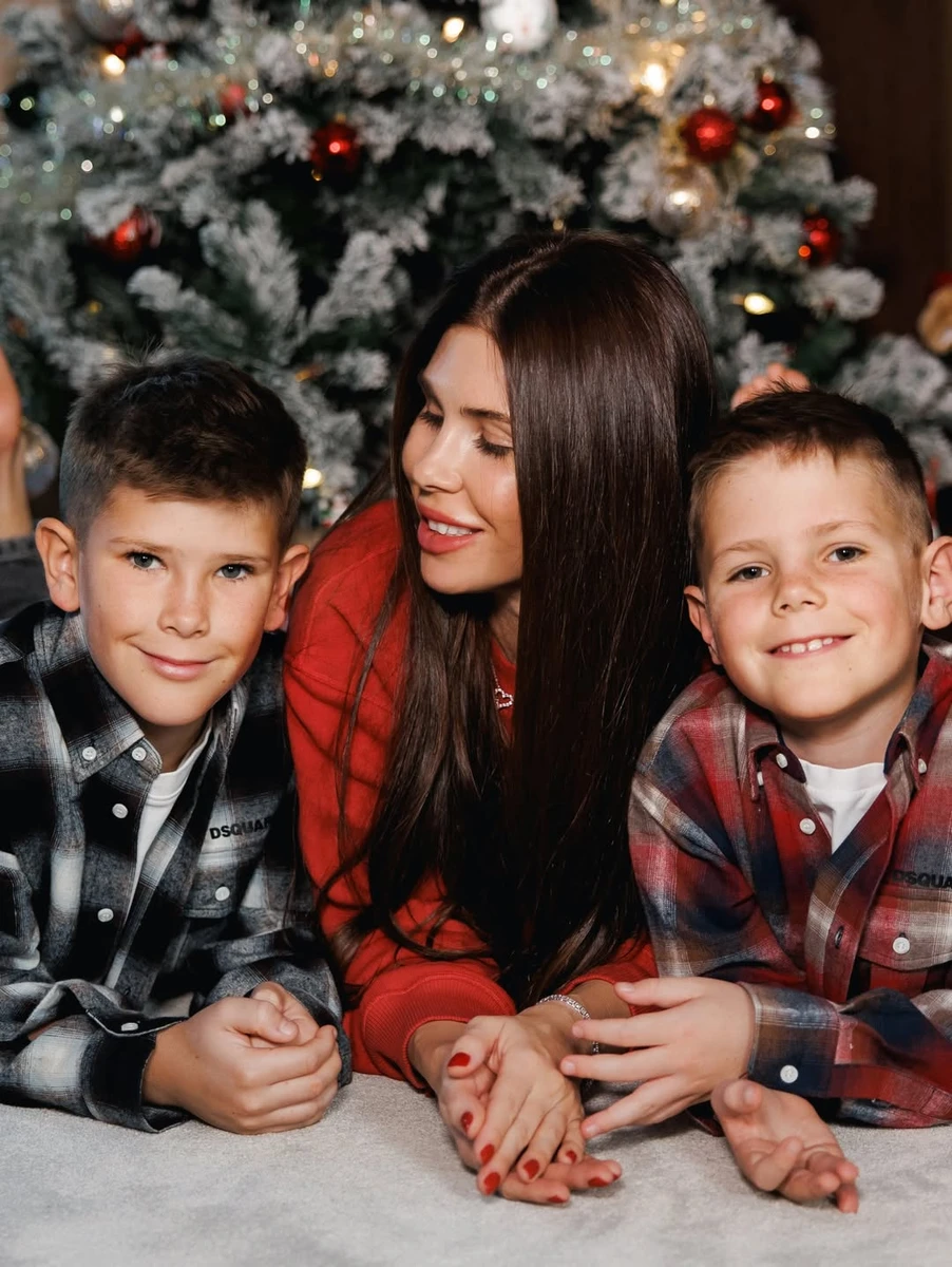 Дружина Реброва з синами наробила святкових фото біля ялинки