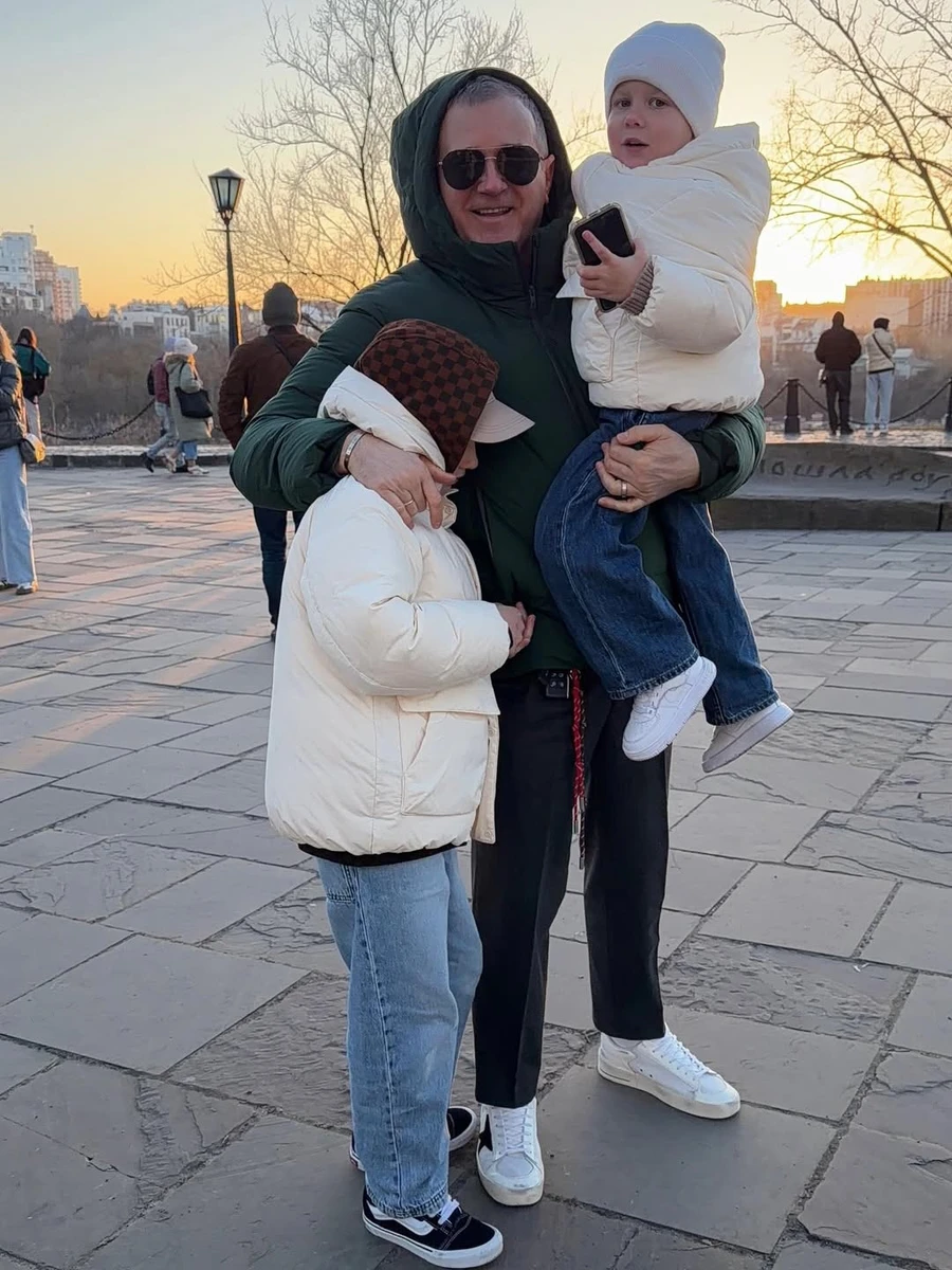 Юрій Горбунов показався в обіймах синів