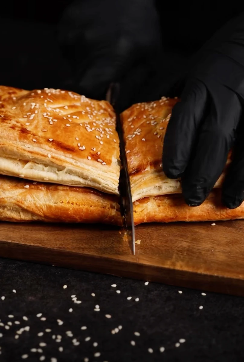 Ектор Хіменес-Браво приготував слойки з фаршу на відео