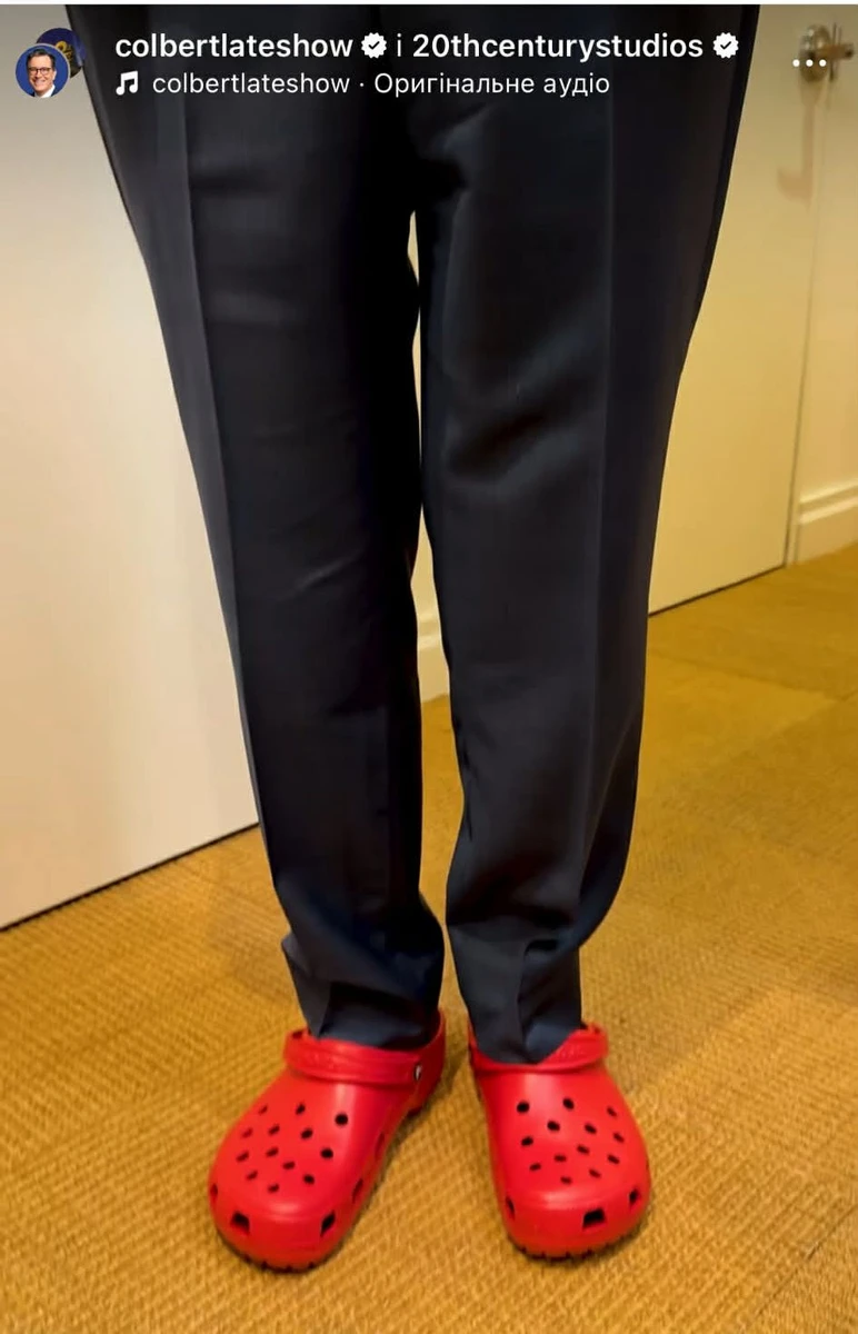 Колбер був у червоних кроксах 