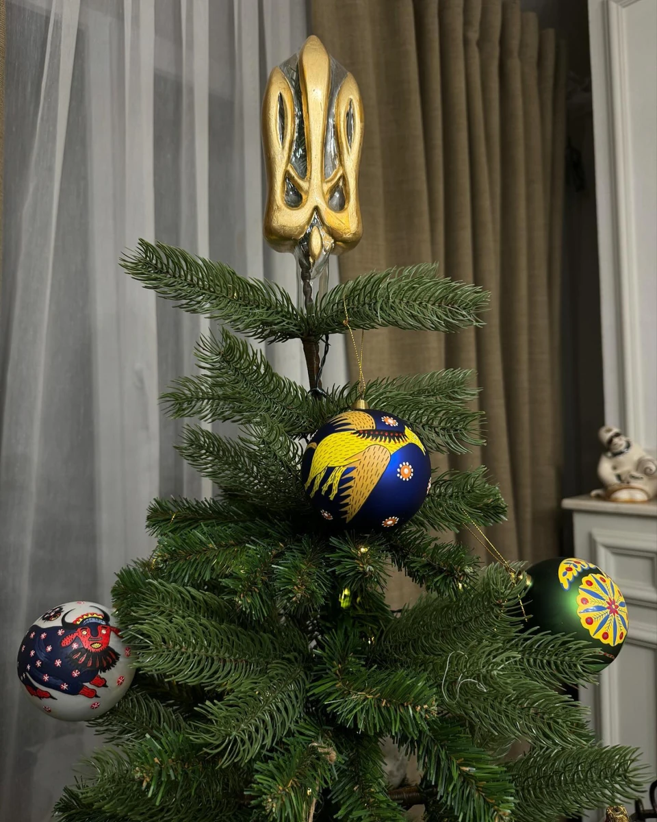 Ялинку прикрашено в патріотичному дусі