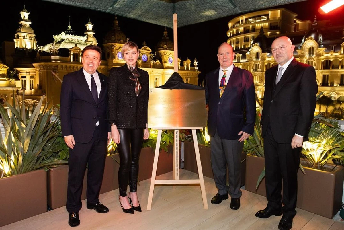 Шарлін має елегантний вигляд на всіх івентах 