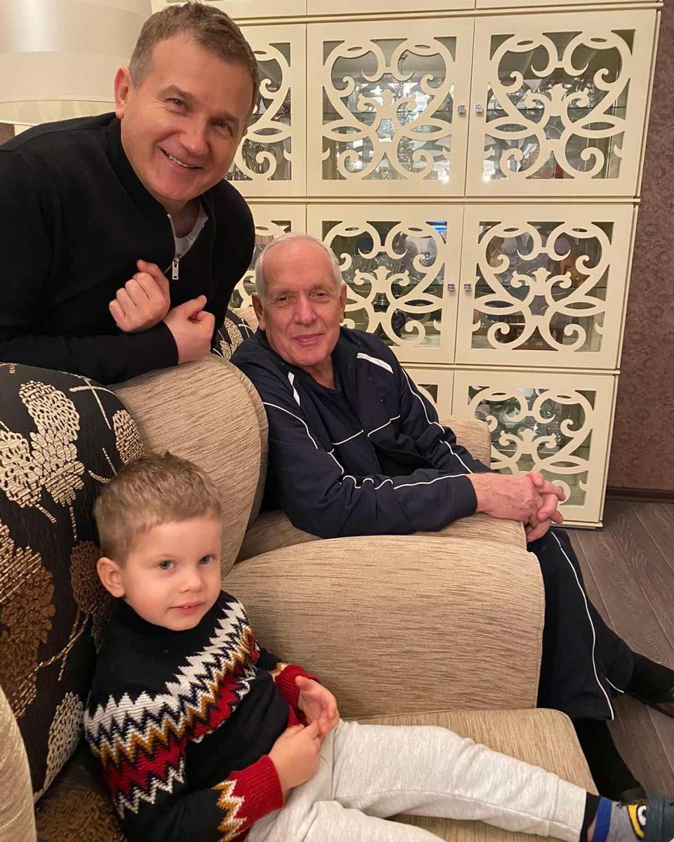 Батько телеведучої з чоловіком і сином