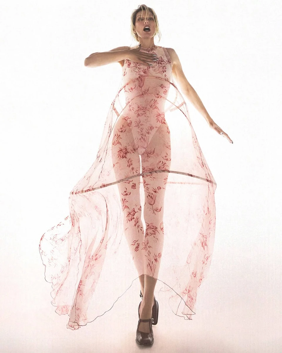 Мілла Йовович представила пікантний образ