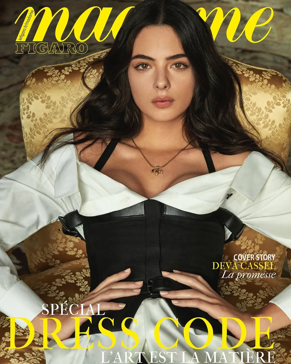 Дева Кассель у корсеті посиділа в кріслі