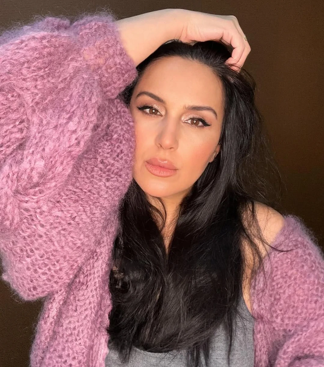 Джамала з блискучим макіяжем у яскравому луці