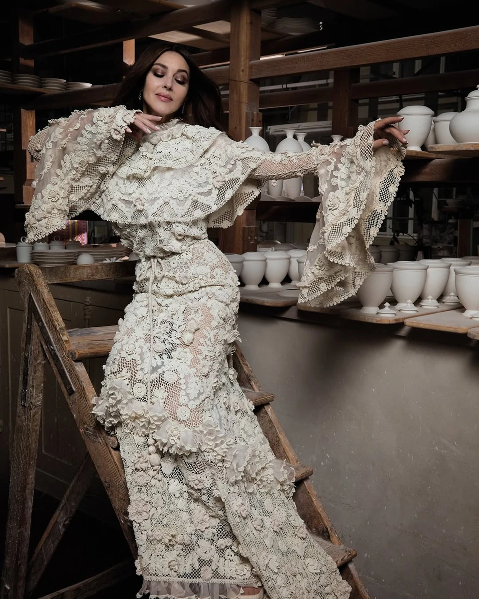 Моніка Белуччі у прозорому мереживі попозувала серед посуду