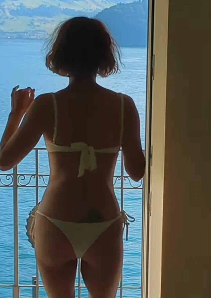 Холлі Беррі у бікіні засвітила сідниці під час танцю