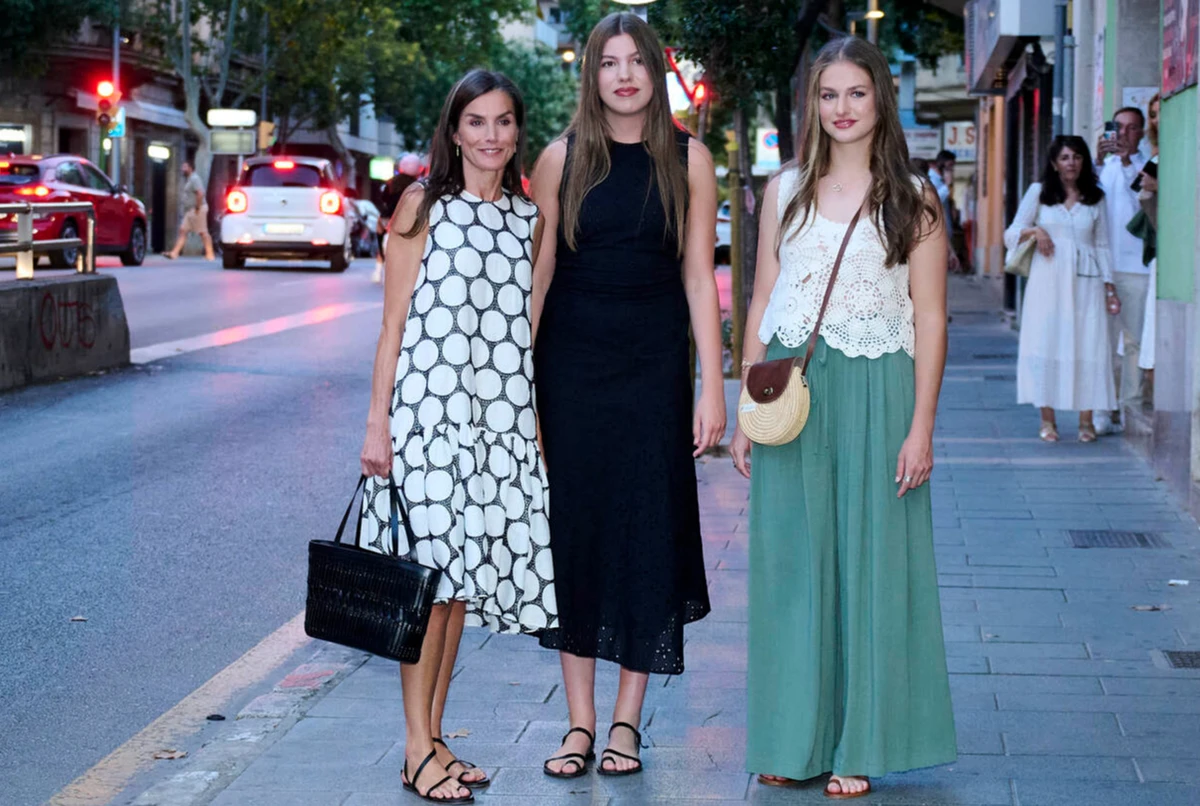 Королева Іспанії разом з принцесами вигуляли стильні луки