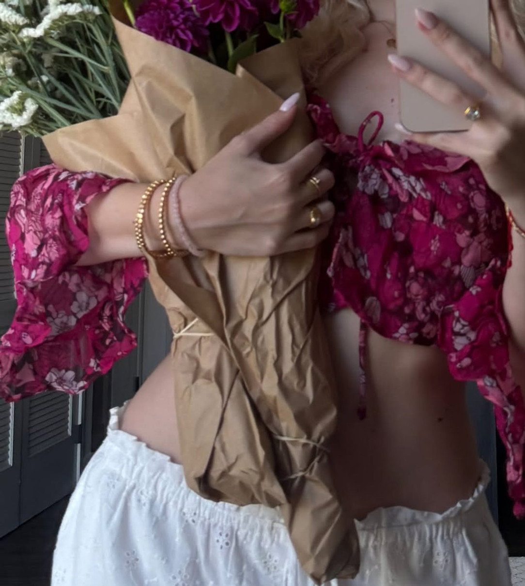 Старша донька Віри Брежнєвої у топі блиснула стрункою талією